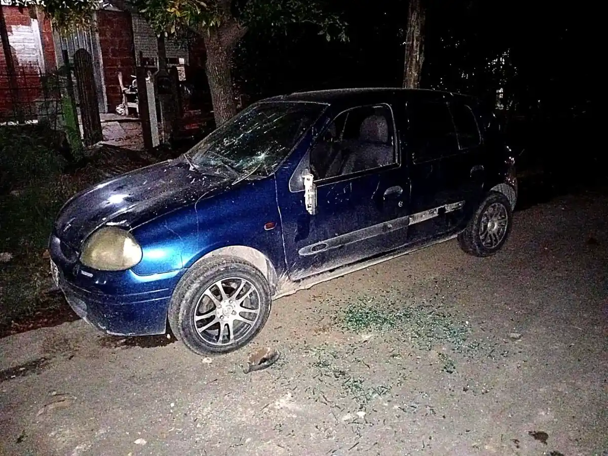 Descargó toda la furia contra el auto de su pareja: está detenida