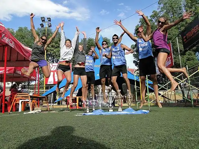 Los argentinos celebrando los trofeos obtenidos. (Foto: FEVA)