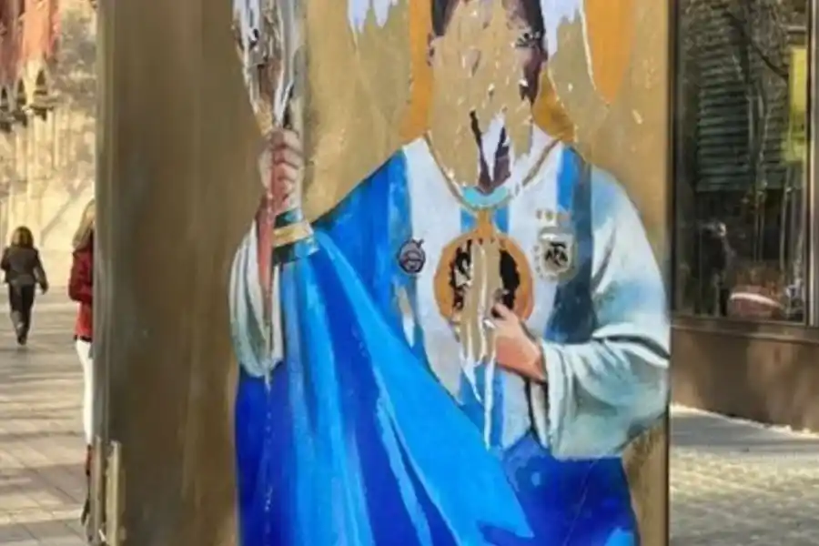 Triste: destrozan una obra en homenaje a Lionel Messi en Barcelona