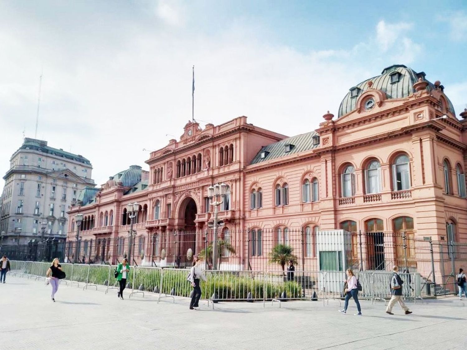 El Gobierno modificó el presupuesto con más recursos para el pago de sueldos, subsidios y funcionamiento