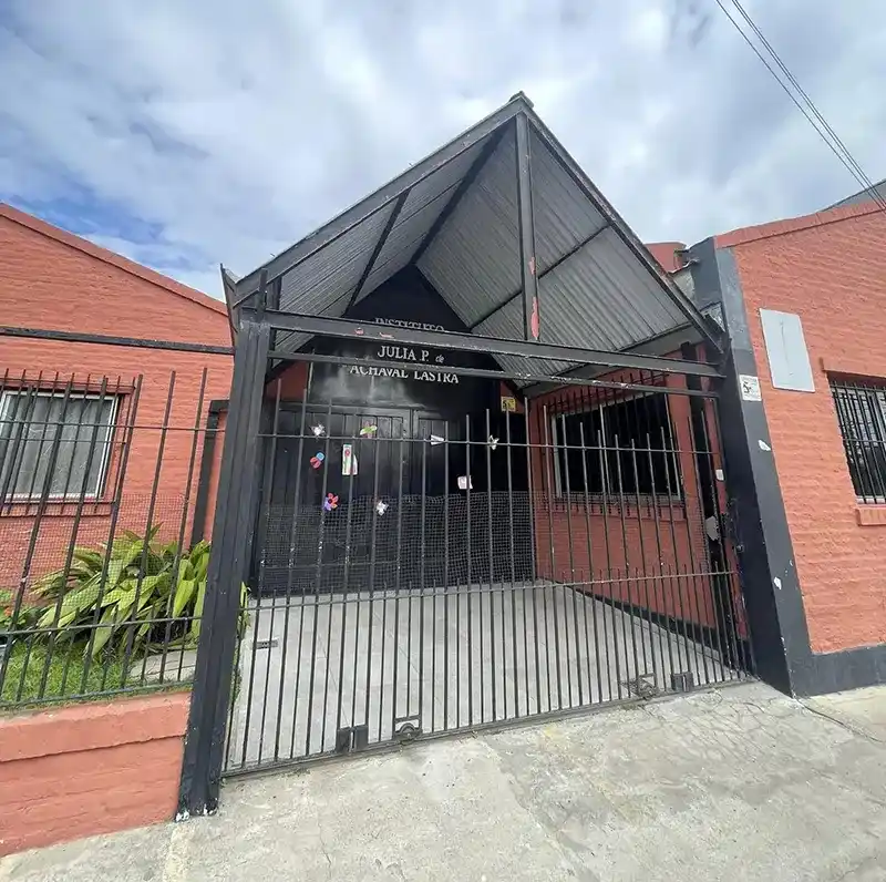 El Instituto Julia P. de Achával Lastra está ubicado en Garín.