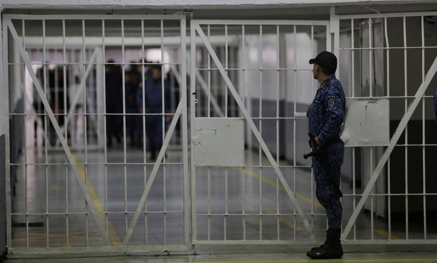 MOTÍN EN CÁRCEL COLOMBIANA: presos tienen a varios guardias de rehenes