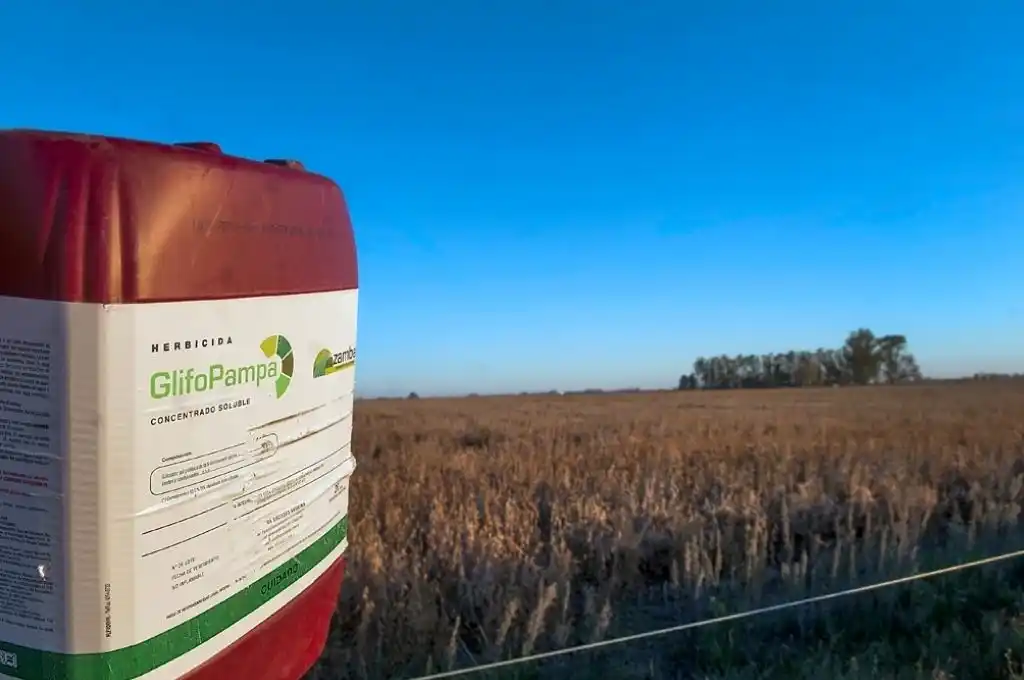 Multan a empresa pampeana que enterraba bidones de agrotóxicos