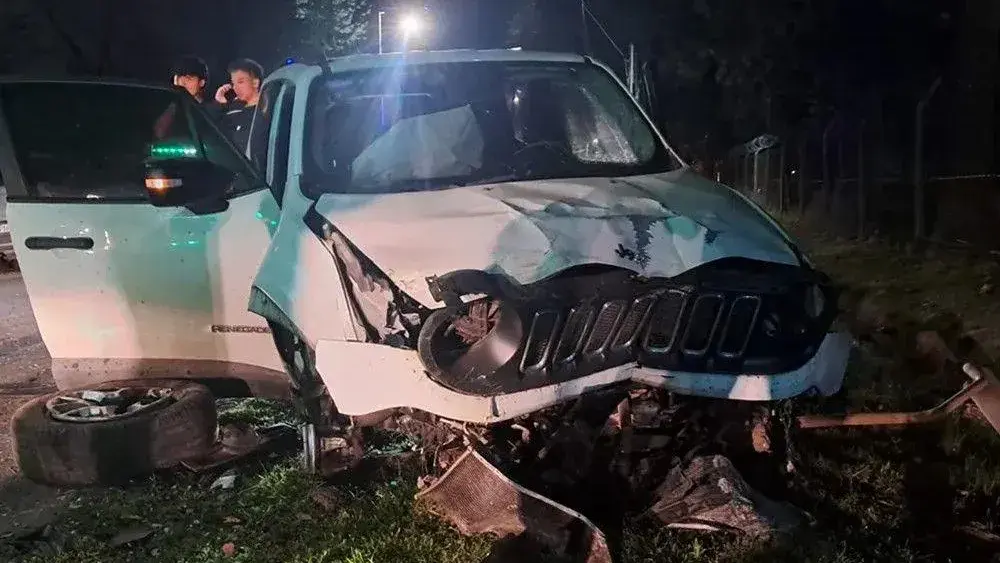 La camioneta que impactó contra un poste y volcó en Loma Verde. El Día de Escobar