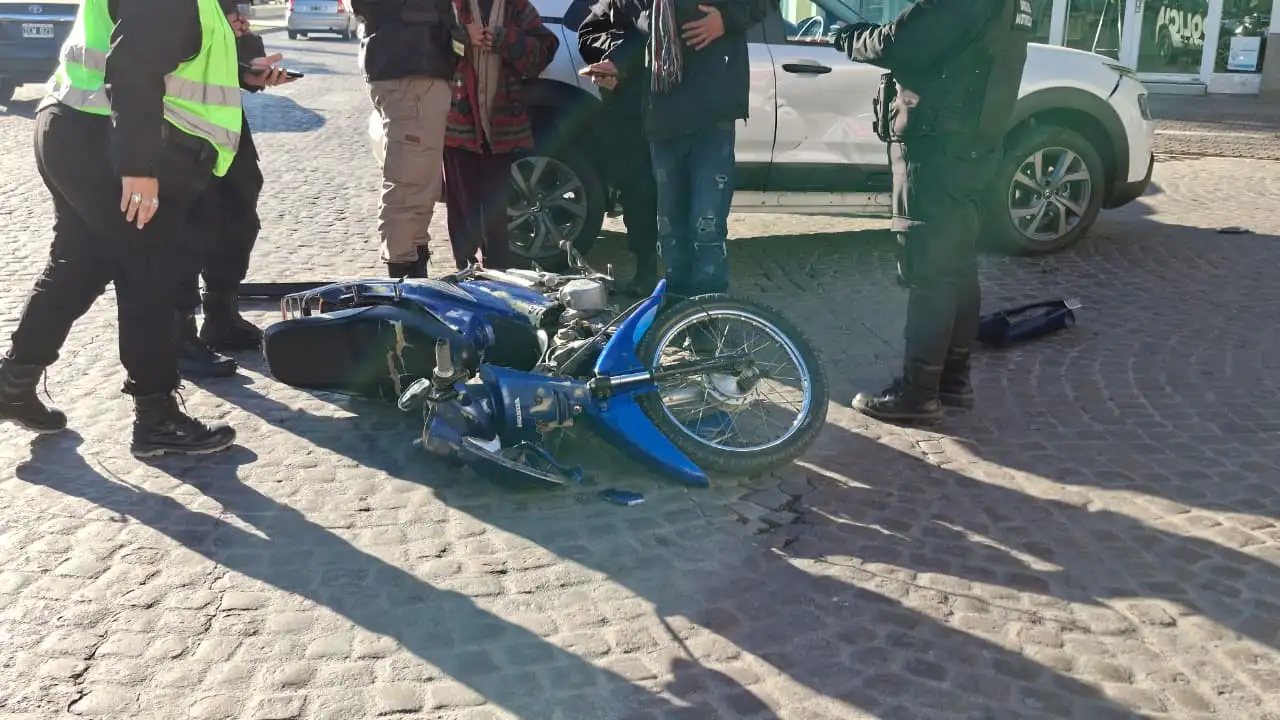Choque en pleno centro: una moto impactó contra una camioneta en bulevar Santa Fe - 4