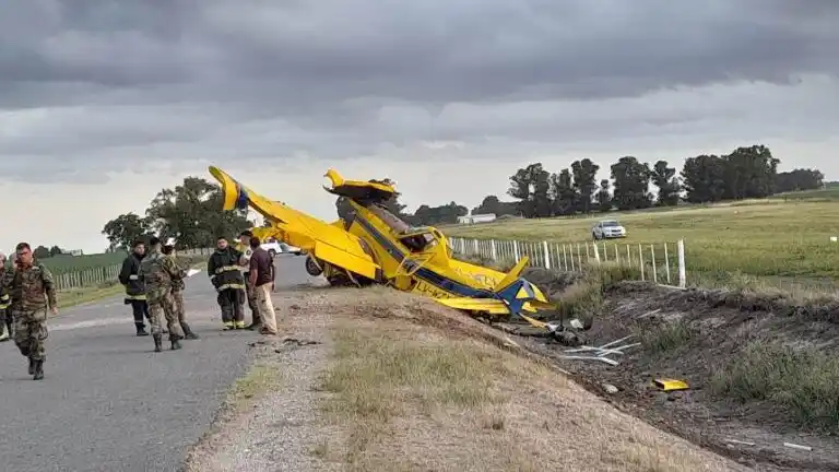 Tremendo accidente en Lobería: un avión fumigador se estrelló en plena ruta y el piloto fue hospitalizado