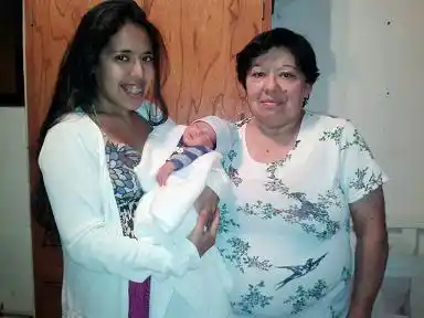 Abuela, mamá y bebé, todos nacidos el mismo día y sin programarlo