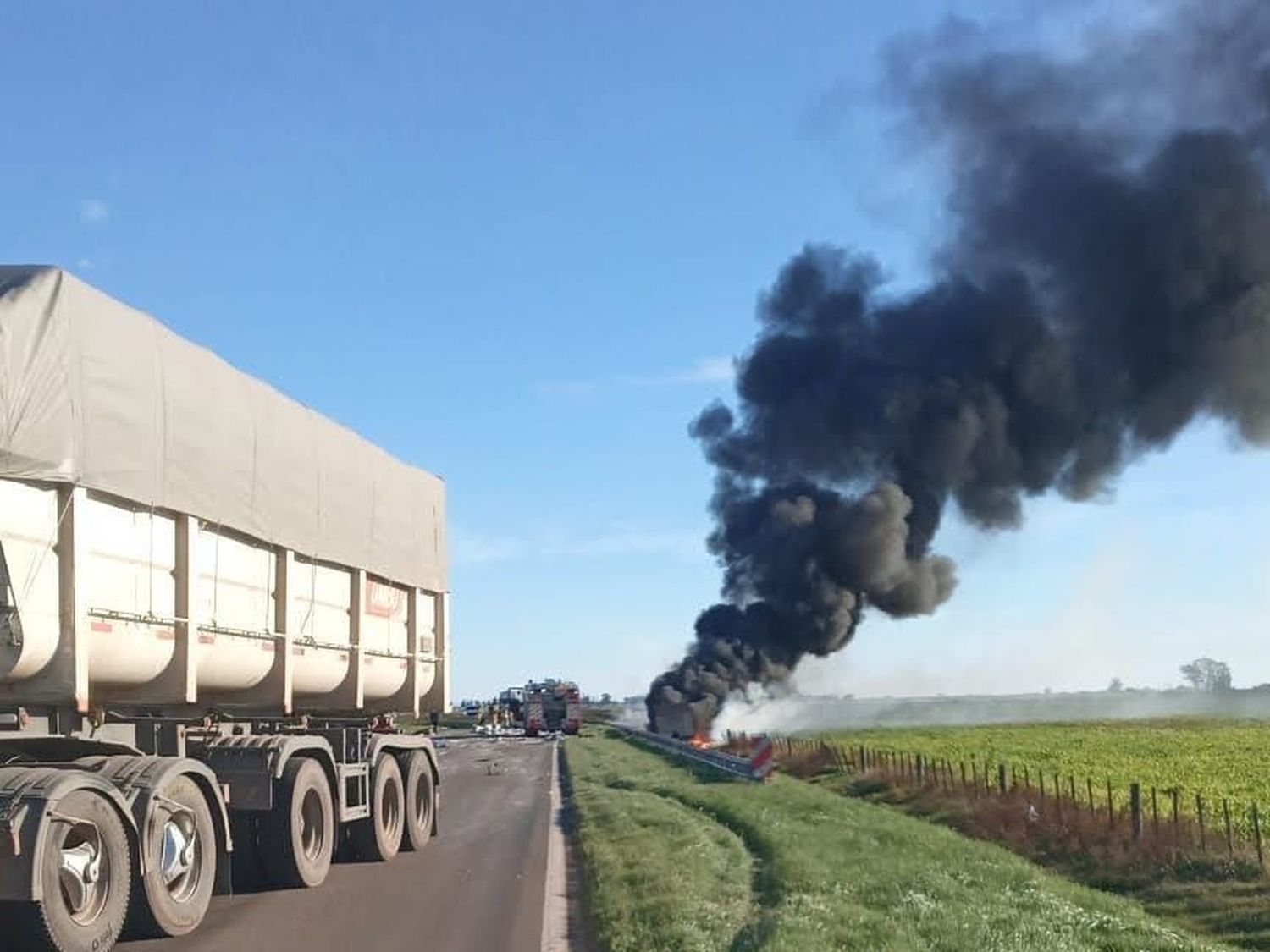 La región sigue conmocionada por el siniestro en ruta 33 en inmediaciones del acceso a Elortondo, en el que fallecieron un médico y el chofer de una ambulancia.