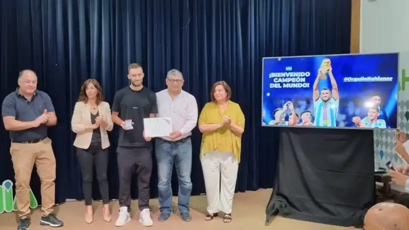 Pezzella, a la derecha de Gay.