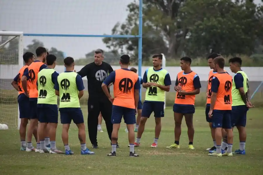Atlético entrena y viaja a Resistencia 
