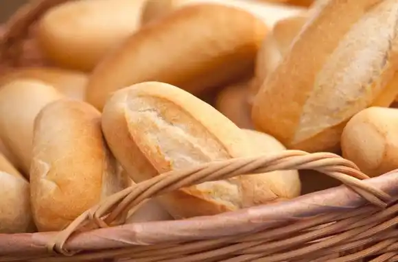 Panaderos locales insisten ante el Gobierno para que congele el precio de la harina