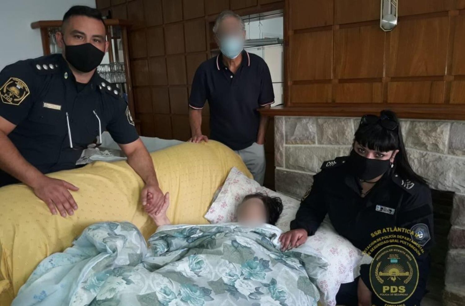 Una policía le hizo RCP a una mujer y le salvó la vida