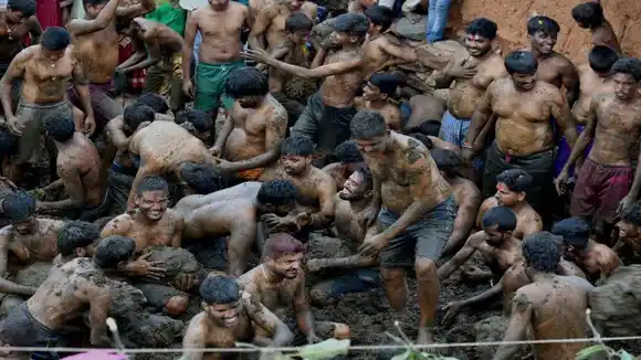 LA ASQUEROSA batalla de estiércol de vaca: festival de la India para «prevenir enfermedades»