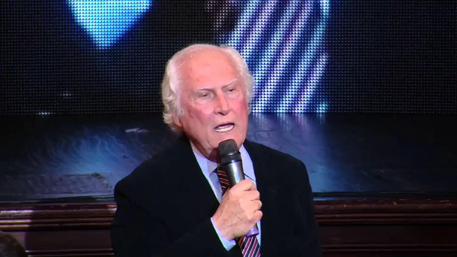 El momento en que Elisa Carrió se fue enojada por el discurso de Fernando Solanas