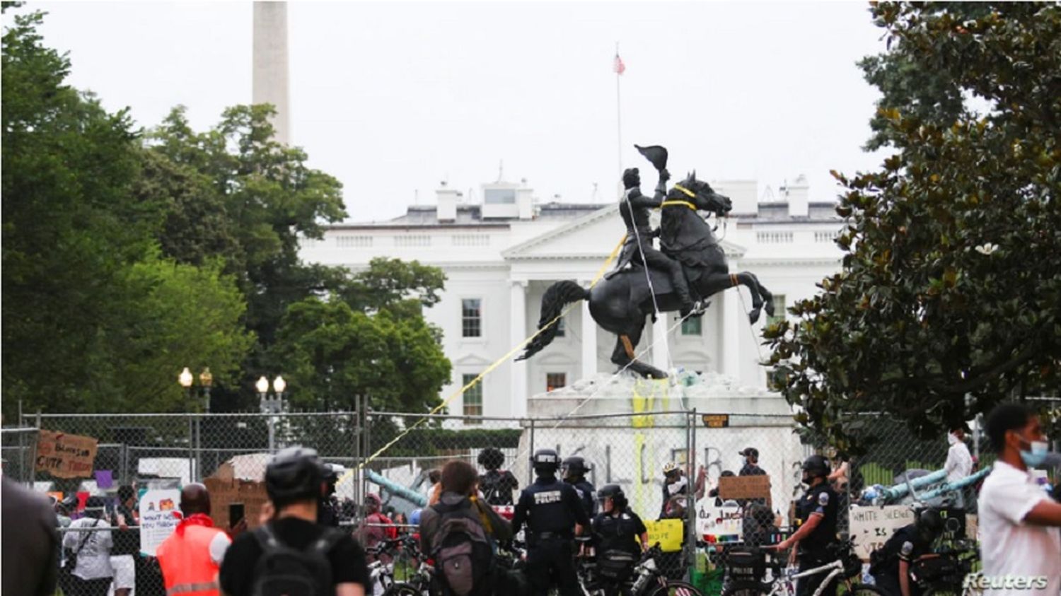 Manifestantes intentan derribar estatua de expresidente Andrew Jackson en Washington DC