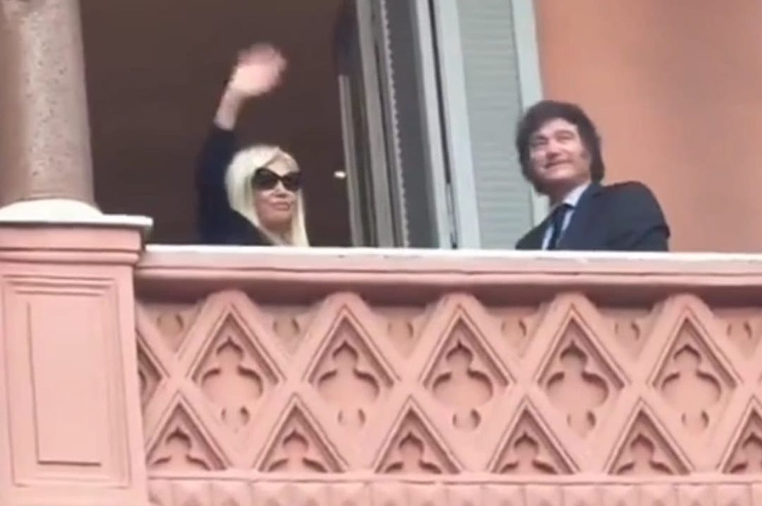 Milei y Susana Giménez saludaron juntos desde el balcón de la Casa Rosada