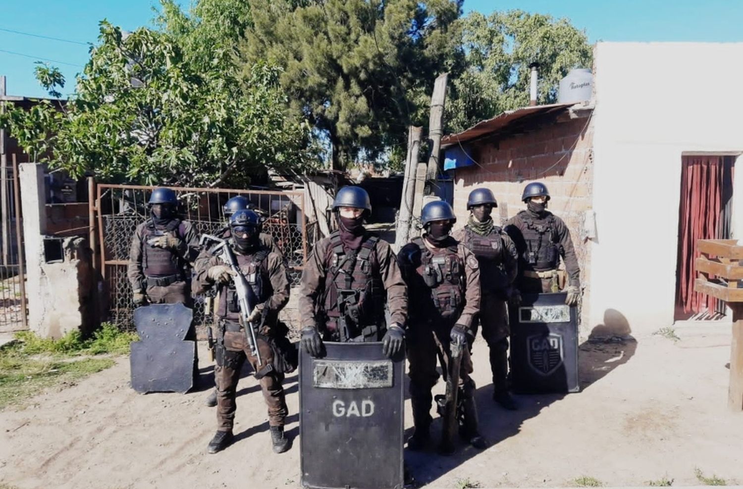 Robaron una moto y guardaban otra en su casa, pero los dejaron en libertad