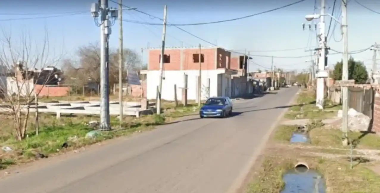 Insólito: encontraron un cadáver tirado en la calle con un cuchillo clavado en el pecho