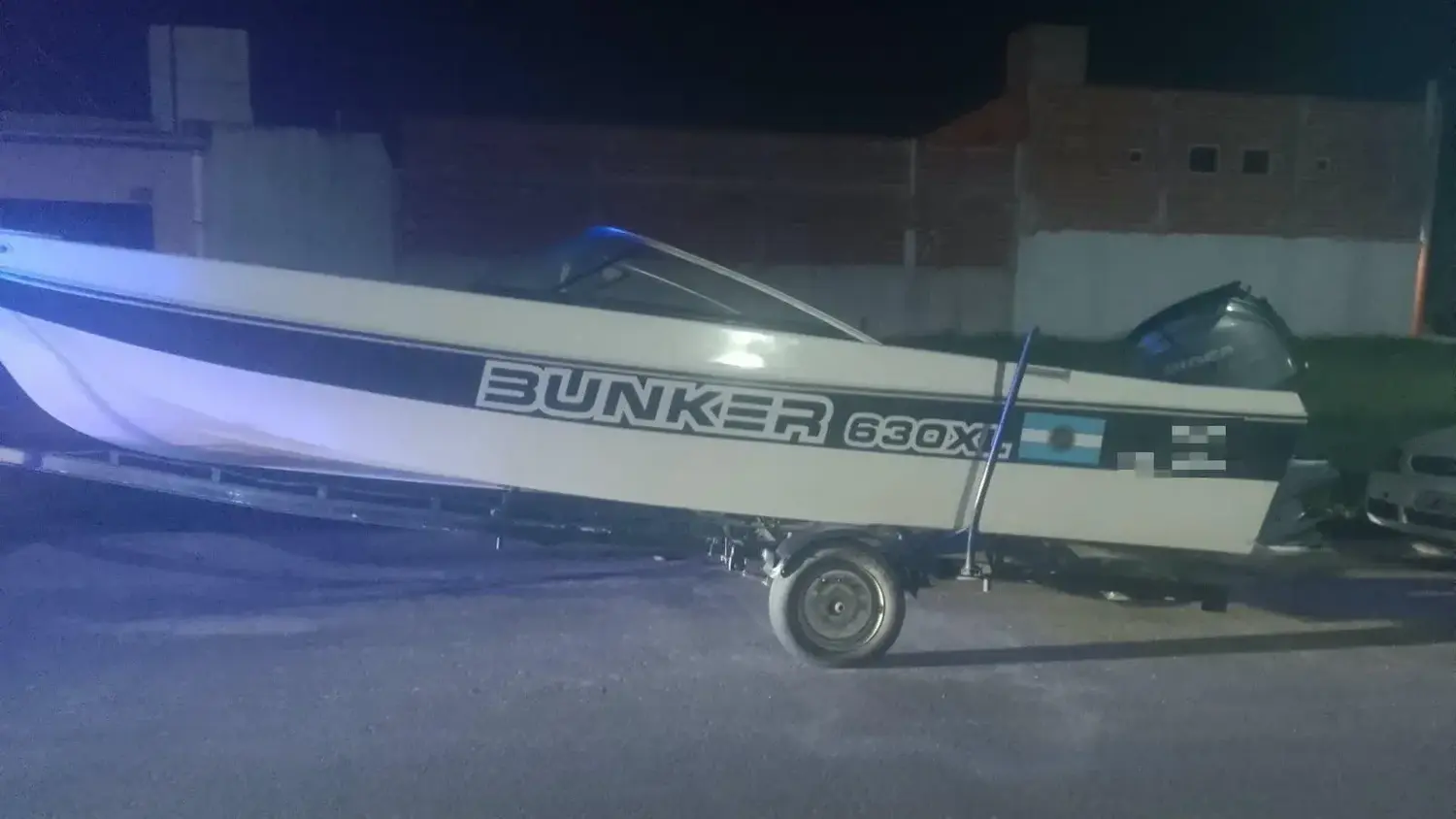 Lo vieron detrás de una lancha, escapó de la Policía y terminó aprehendido: ¿qué llevaba en la mochila?