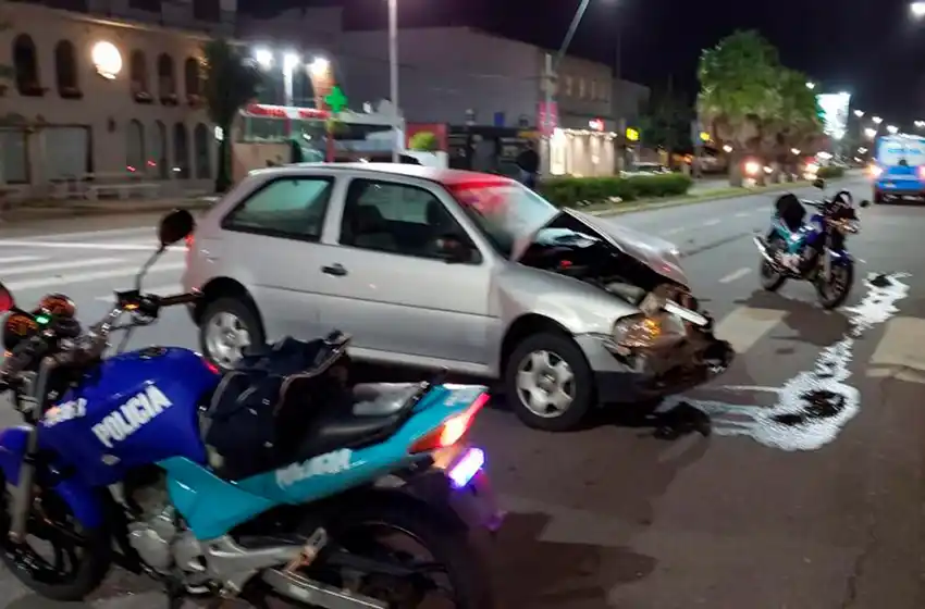 Fuerte choque entre un auto y una ambulancia que trasladaba a una persona de 80 años