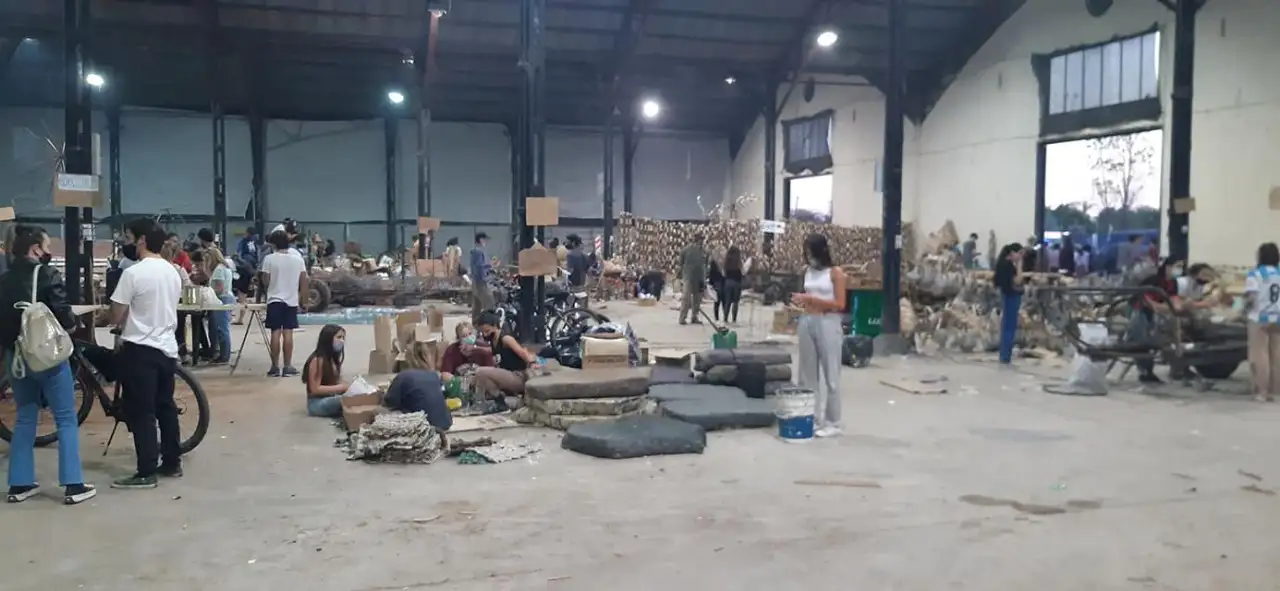 Los estudiantes ingresaron a los Galpones del Puerto para construir sus carrozas