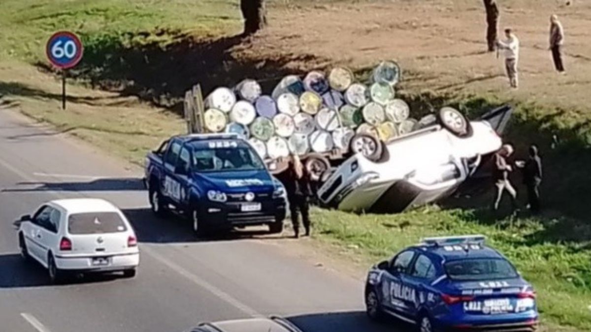 Siniestro vial en Rosario: volcó una camioneta que transportaba tambores metálicos