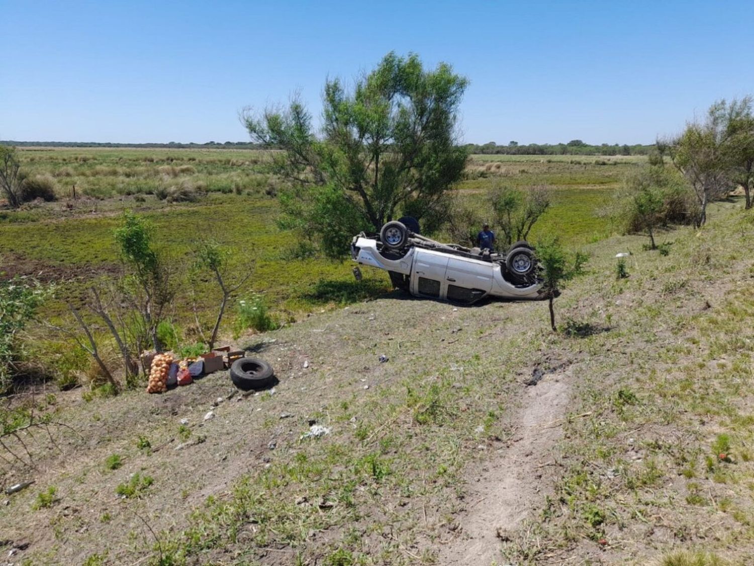 Un lesionado tras volcar una camioneta al sur de Toba