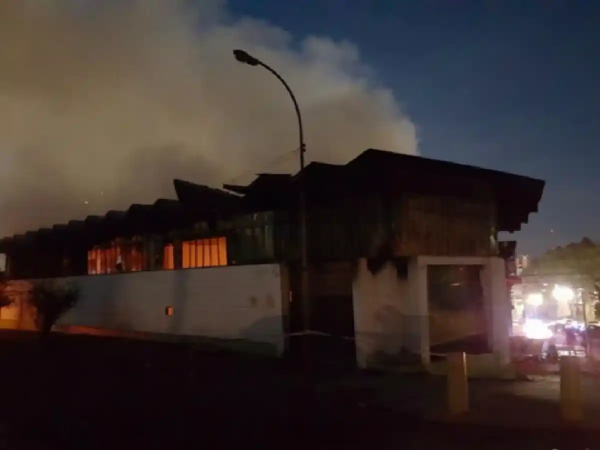 Córdoba: Voraz incendio dejó destrozos totales en planta de reciclaje