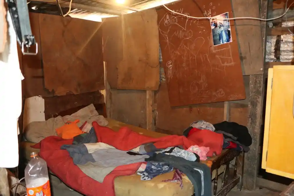 El cuarto. Las paredes tienen cartones para mitigar el frío; allí toda una familia duerme junta y vestida