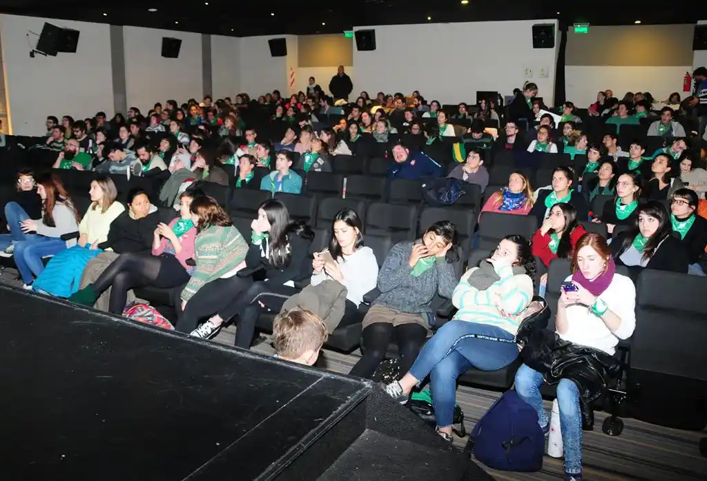 Defensoras de la Ley de Aborto  Legal palpitaron el debate en el  Centro Cultural 
