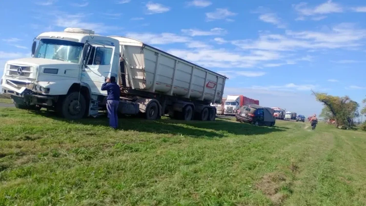 Dos hombres murieron tras un choque entre un auto y un camión al sur de la provincia.