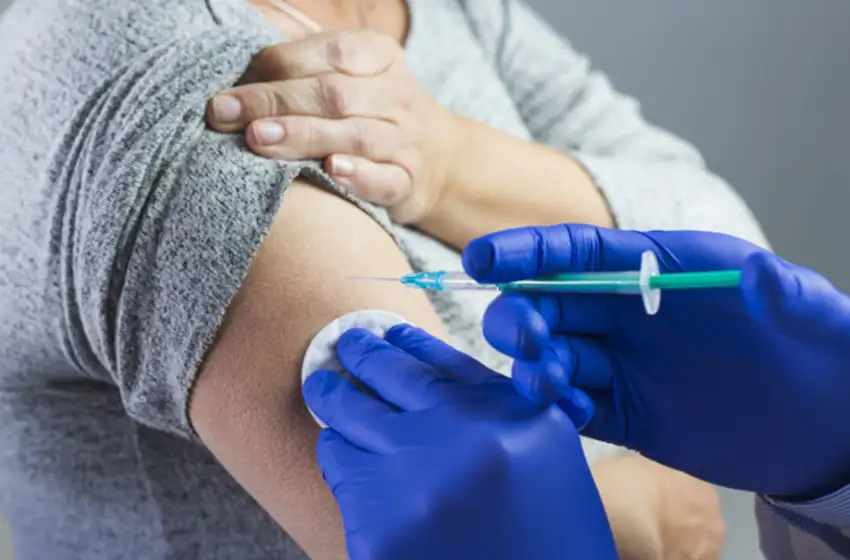 Quienes recibieron Covishield podrán aplicarse cualquier otra vacuna de la fórmula de AstraZeneca