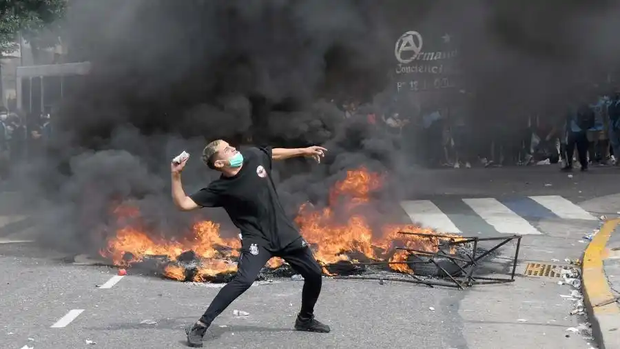 Fuertes incidentes frente al Congreso