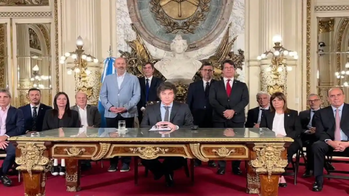 MILEI EMITE MEGADECRETO que pone a temblar a los argentinos