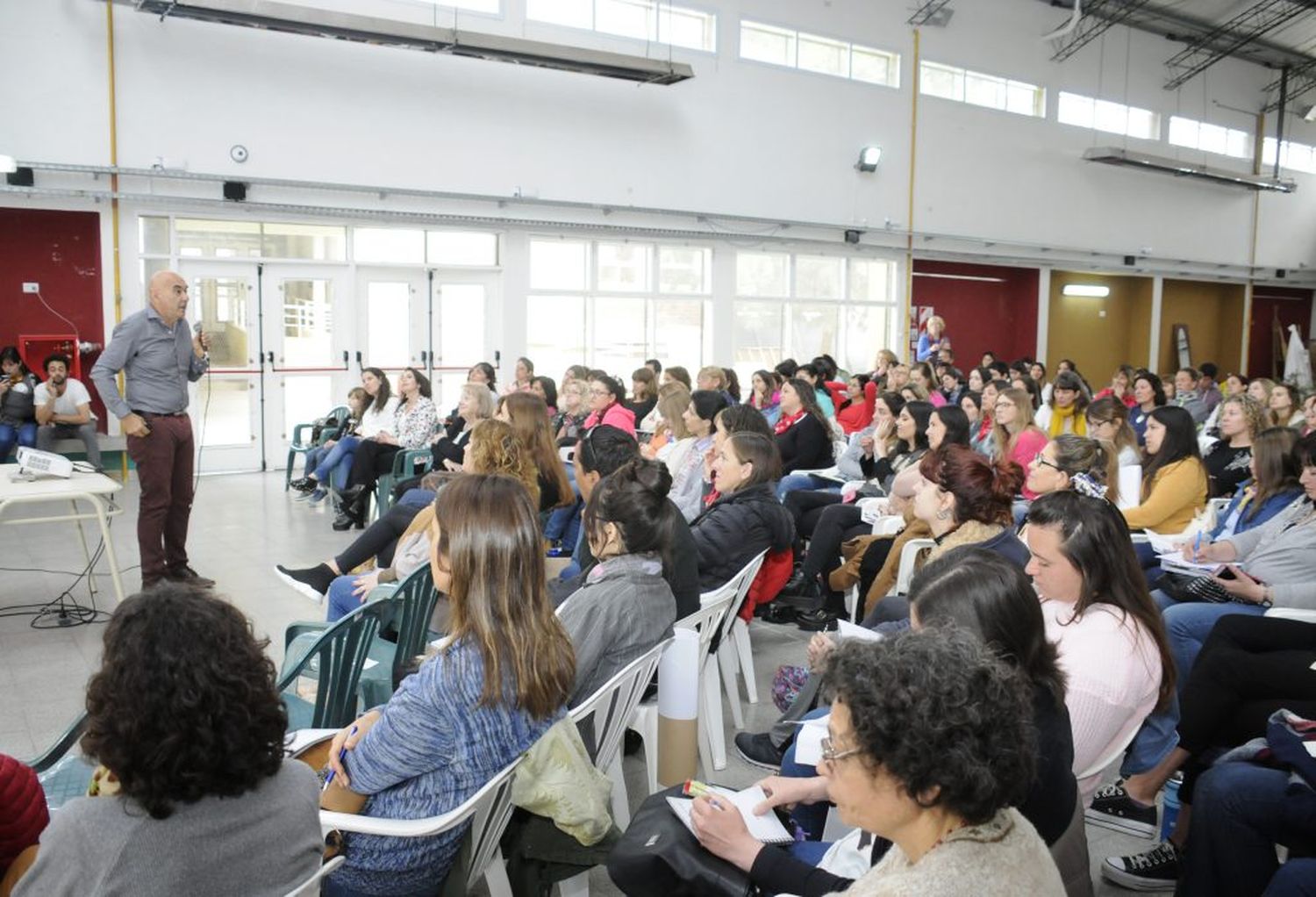 Un nutrido y receptivo público participó de la charla sobre educación emocional en Polivalente