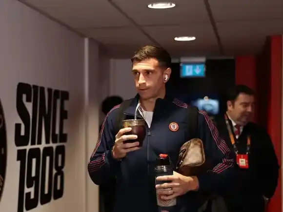 Alarma en la Selección: "Dibu" Martínez se lesionó en el calentamiento y no pudo jugar en la Europa League