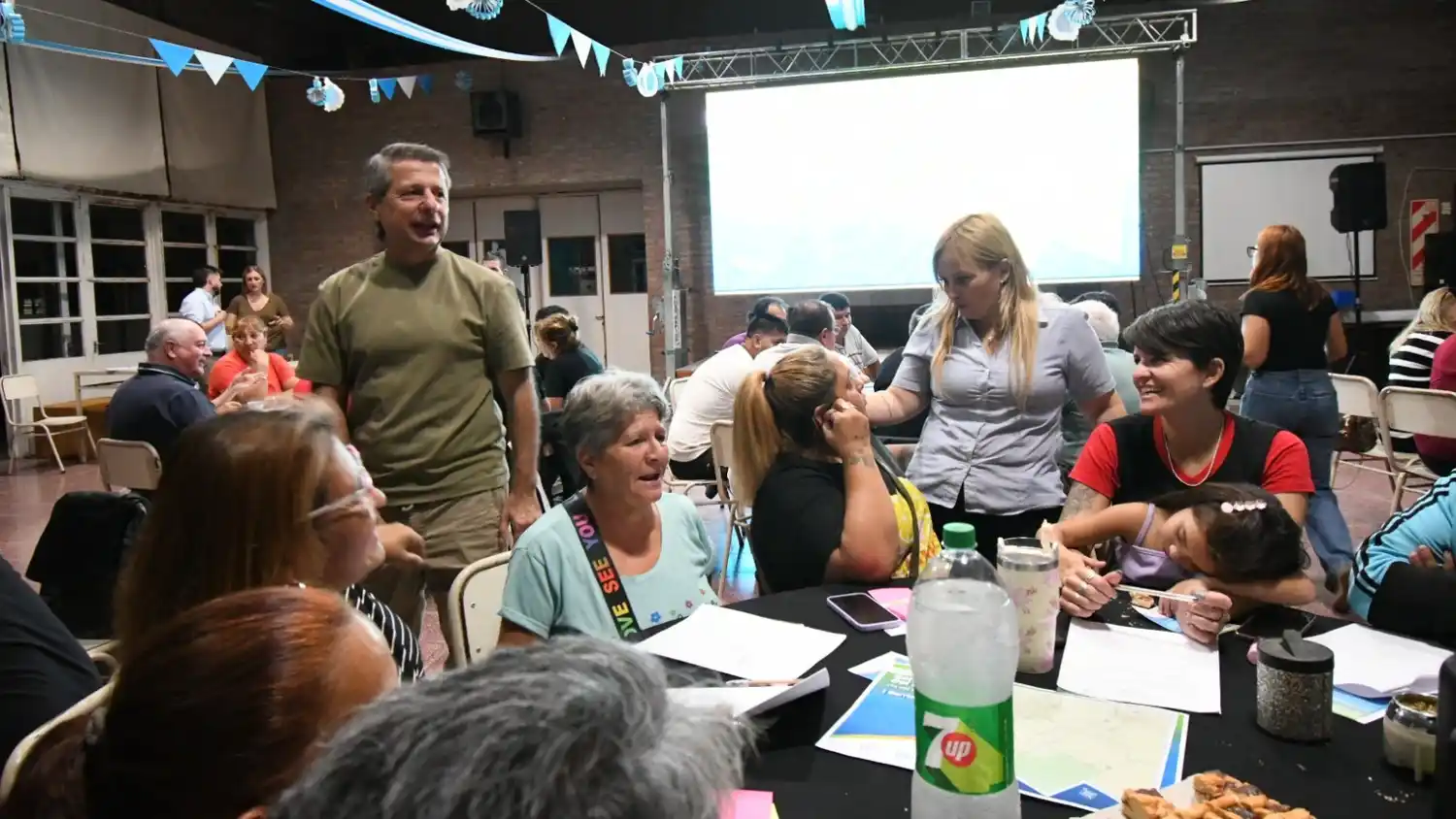 El intendente Bernarte compartió la jornada con los vecinos, entre mates y pastra frola.