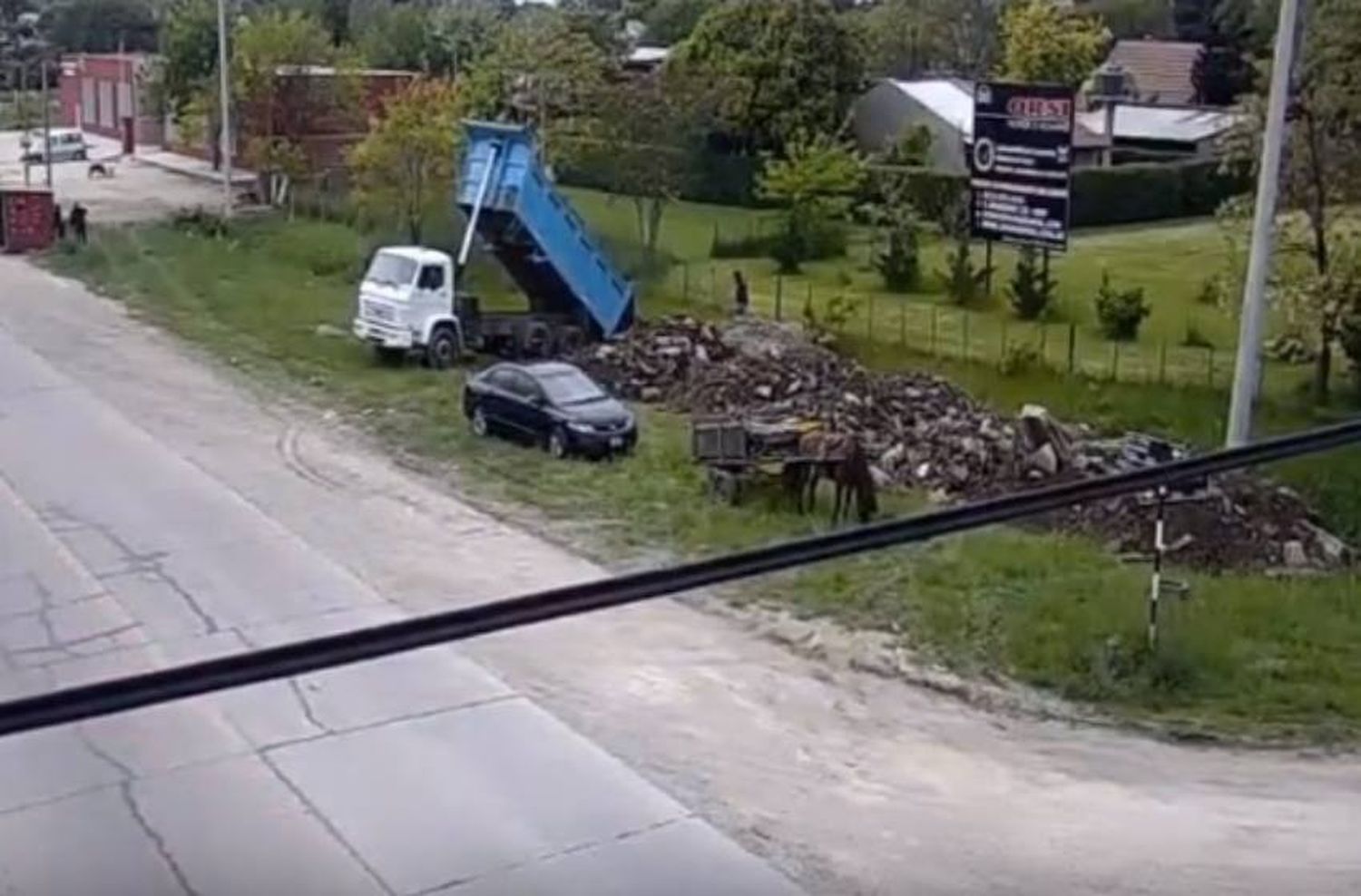 Infraccionaron a un camión que arrojaba basura en la calle