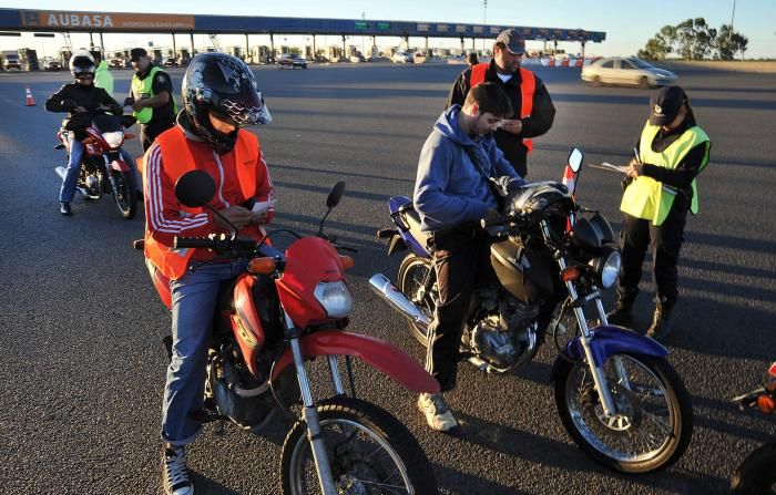 A partir de la nueva reglamentación, las motos se deberán vender con casco y chaleco