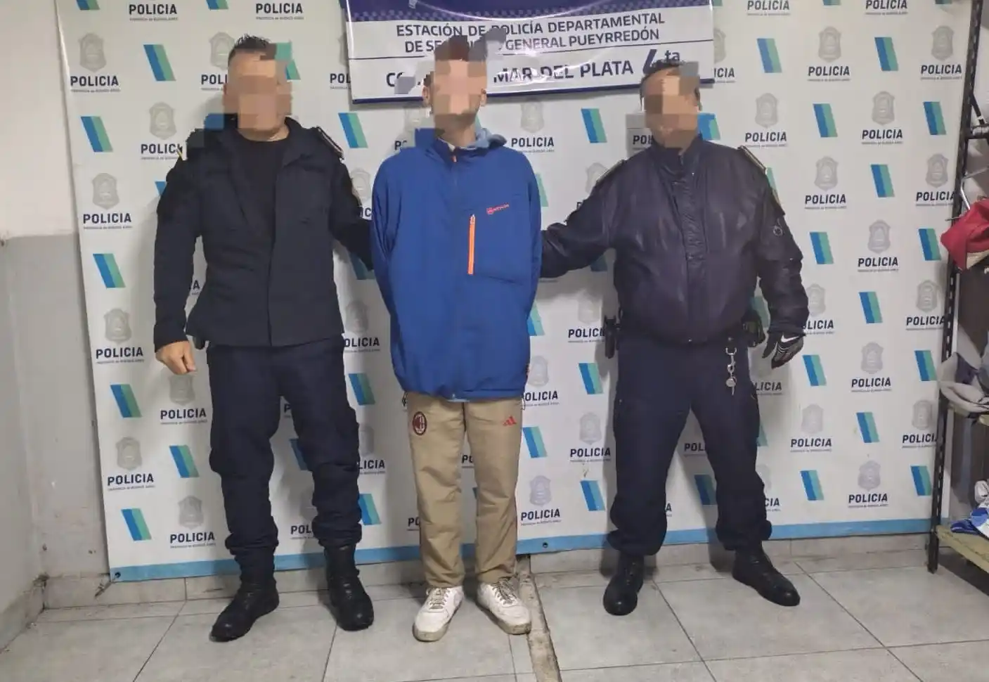 El sujeto caminaba bajo la lluvia con los elementos robados.