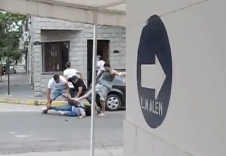 Un grupo de turistas golpeó a un Policía y le robaron el arma 