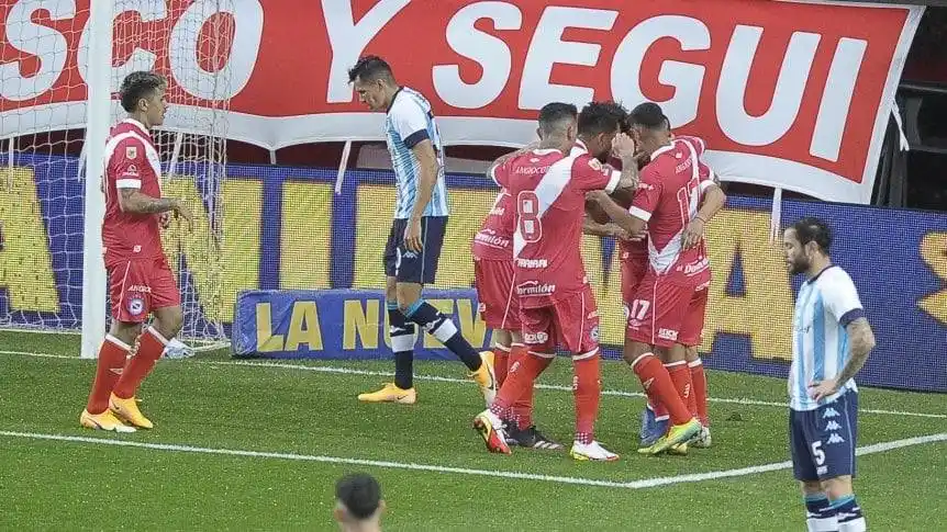 Argentinos aprovechó el momento de Racing y le ganó 2 a 0