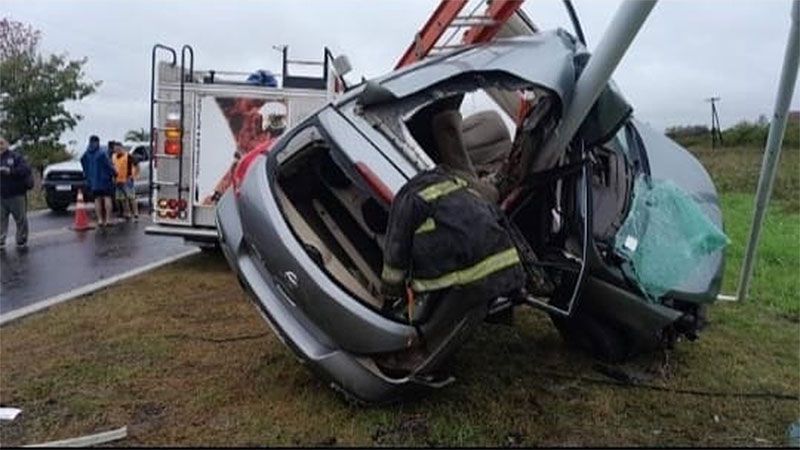 Un auto despistó en la Ruta 12 y terminó incrustado contra una columna