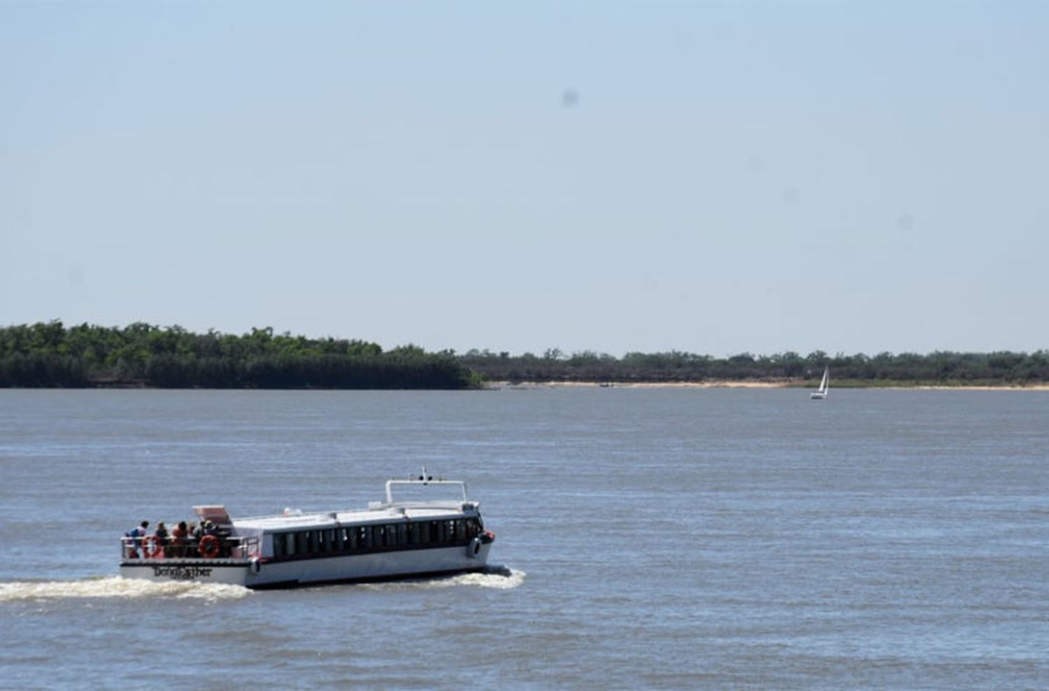 En una jornada a sol pleno, volvieron los cruces a la isla desde el Complejo La Fluvial