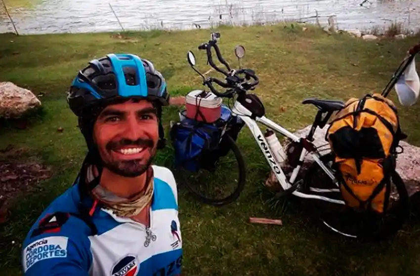 Con la solidaridad como motor: el cordobés que intenta llegar a Rusia en bicicleta