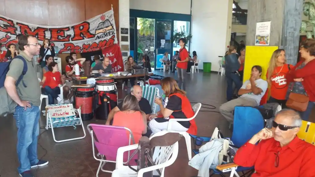 Docentes en la toma del CGE: “Cortaron luz y no nos dejan usar los baños”   