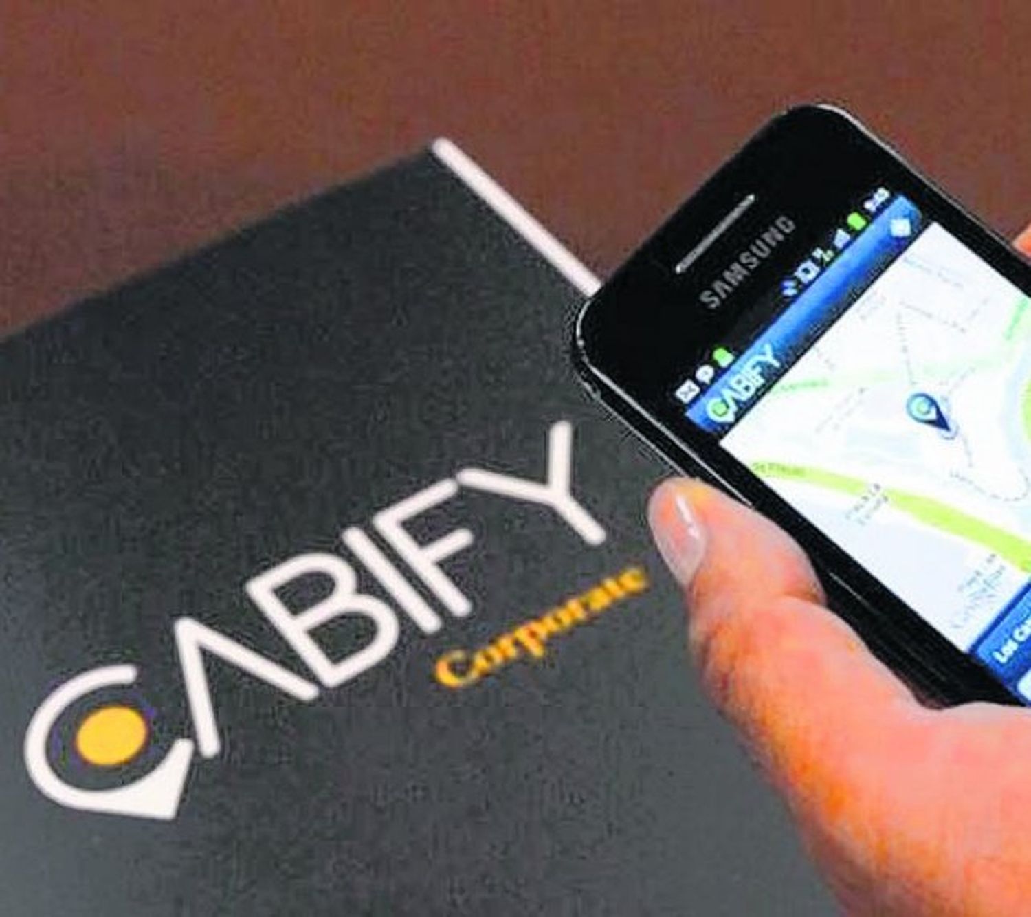 Una app para pedir remises busca llegar a Rosario