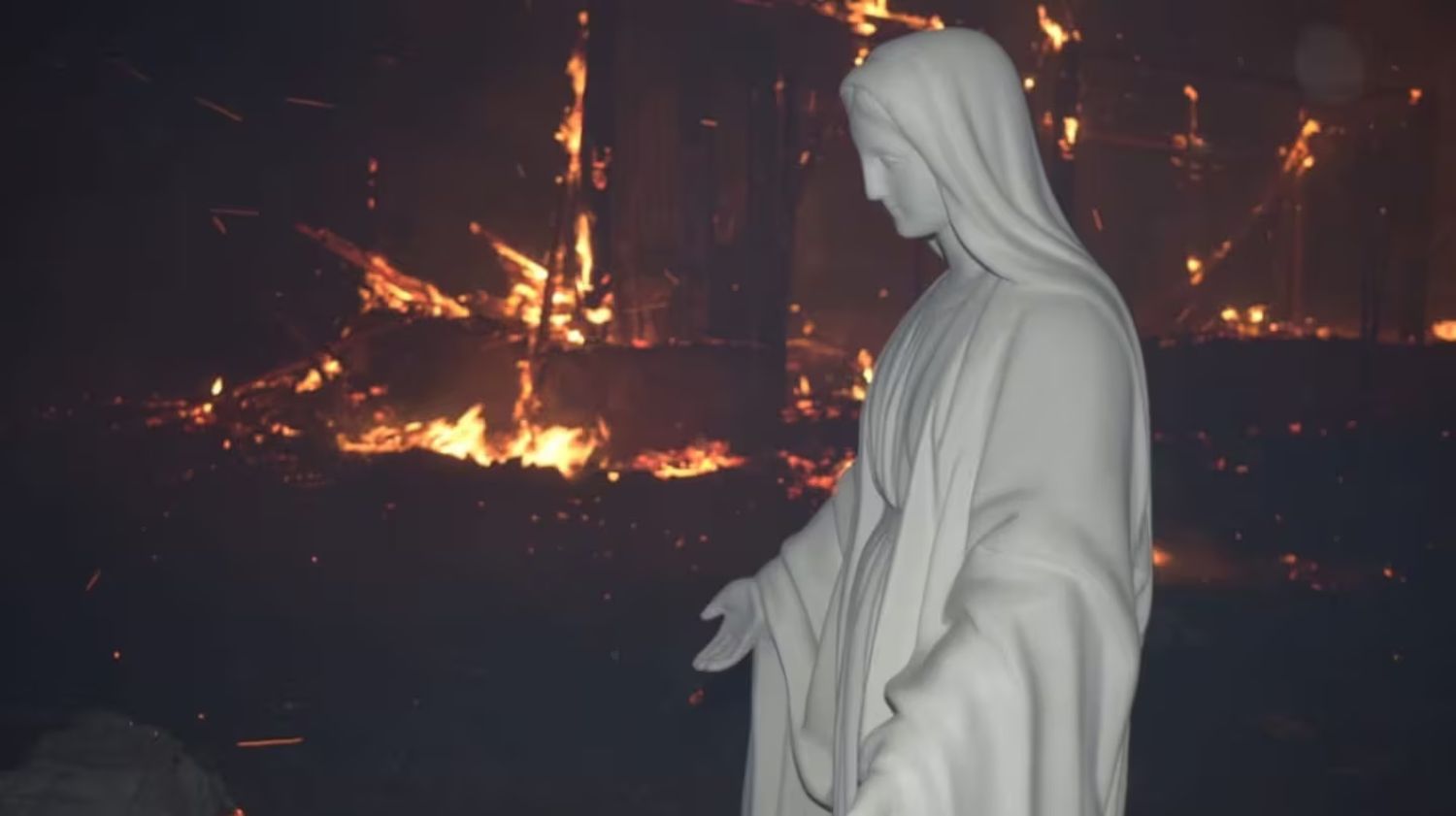 La impactante imagen de una Virgen que quedó intacta después de que el fuego destruyera una iglesia en Córdoba