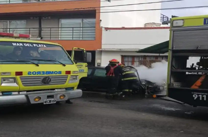 Impresionante incendio de un auto en el barrio Don Bosco