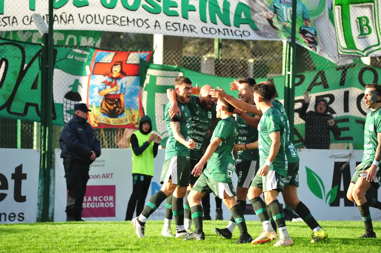 Tomás Federico y un grito eufórico, que significo su primer gol con la camiseta “Verde” y, además, el tanto que le dio la clasificación a Sportivo a la Fase Campeonato.